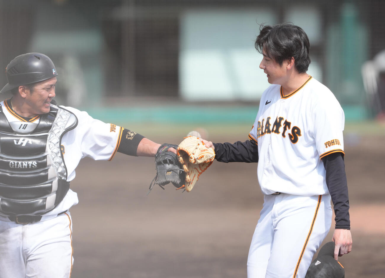 練習試合　巨人対韓国サムスン　3イニング無安打の好投を見せた巨人竹丸（右）は甲斐とタッチを交わす（撮影・足立雅史）