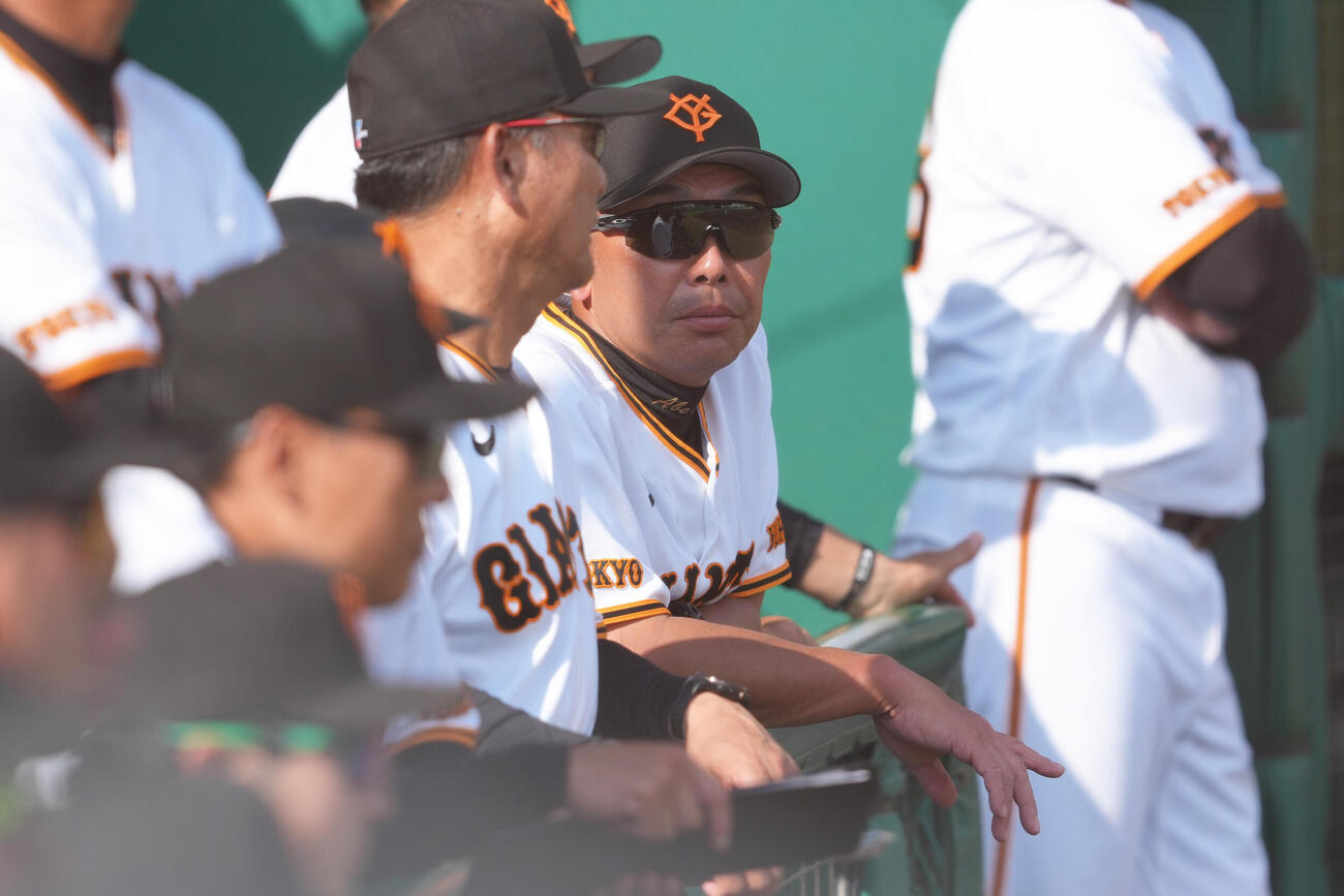 練習試合　巨人対韓国サムスン　戦況を見つめる巨人阿部監督（中央）（撮影・足立雅史）