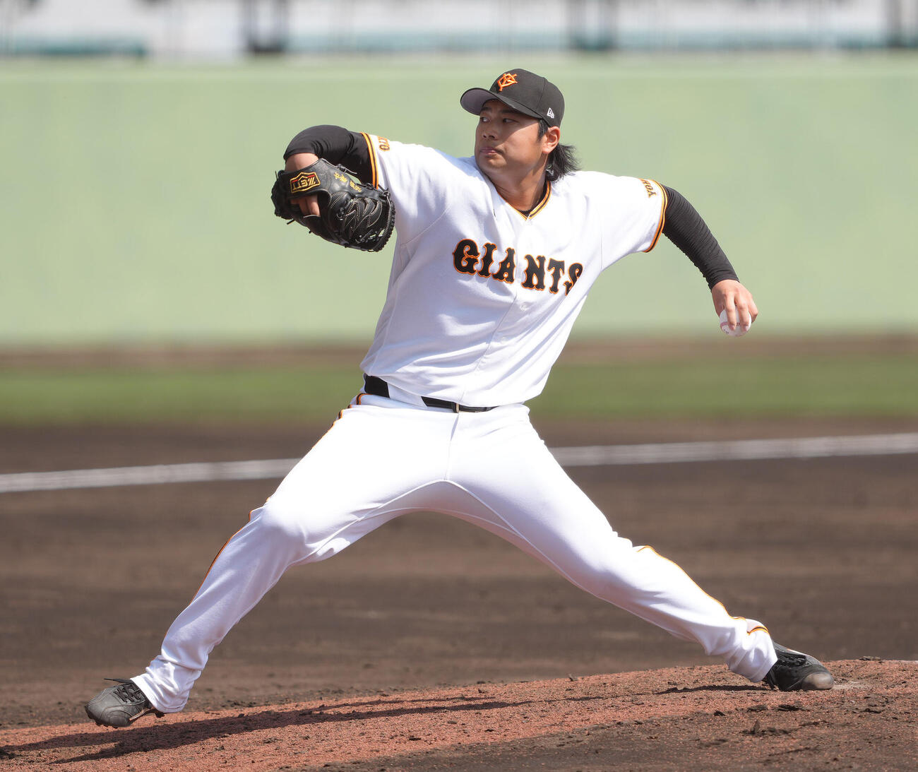 練習試合　巨人対韓国サムスン　6回から登板した巨人松浦（撮影・足立雅史）