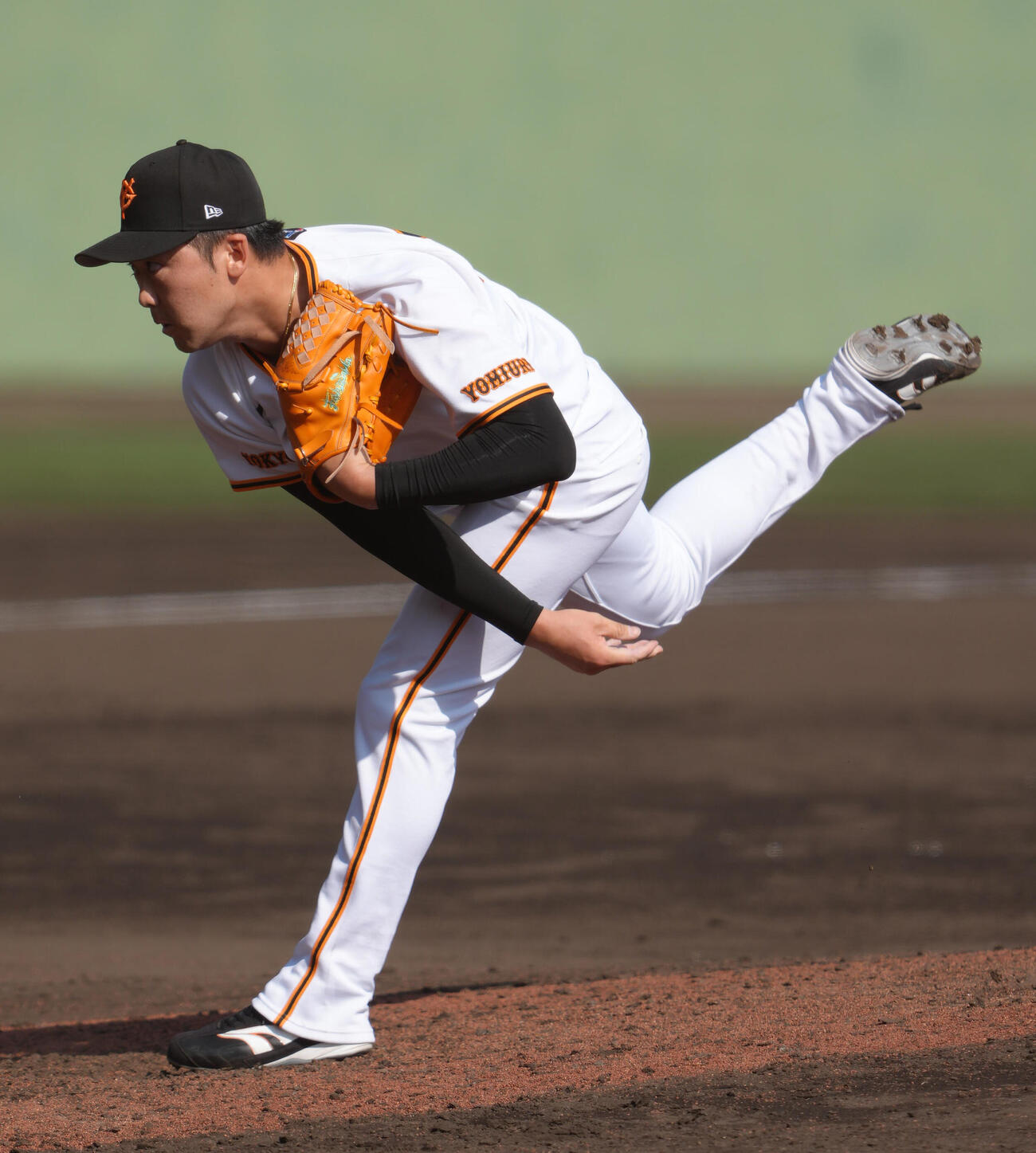 練習試合　巨人対韓国サムスン　10回から登板した巨人船迫（撮影・足立雅史）