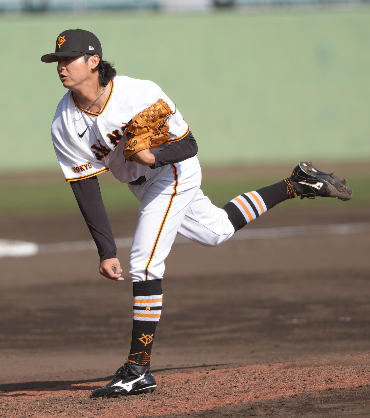 練習試合　巨人対韓国サムスン　11回から登板した巨人田中瑛（撮影・足立雅史）