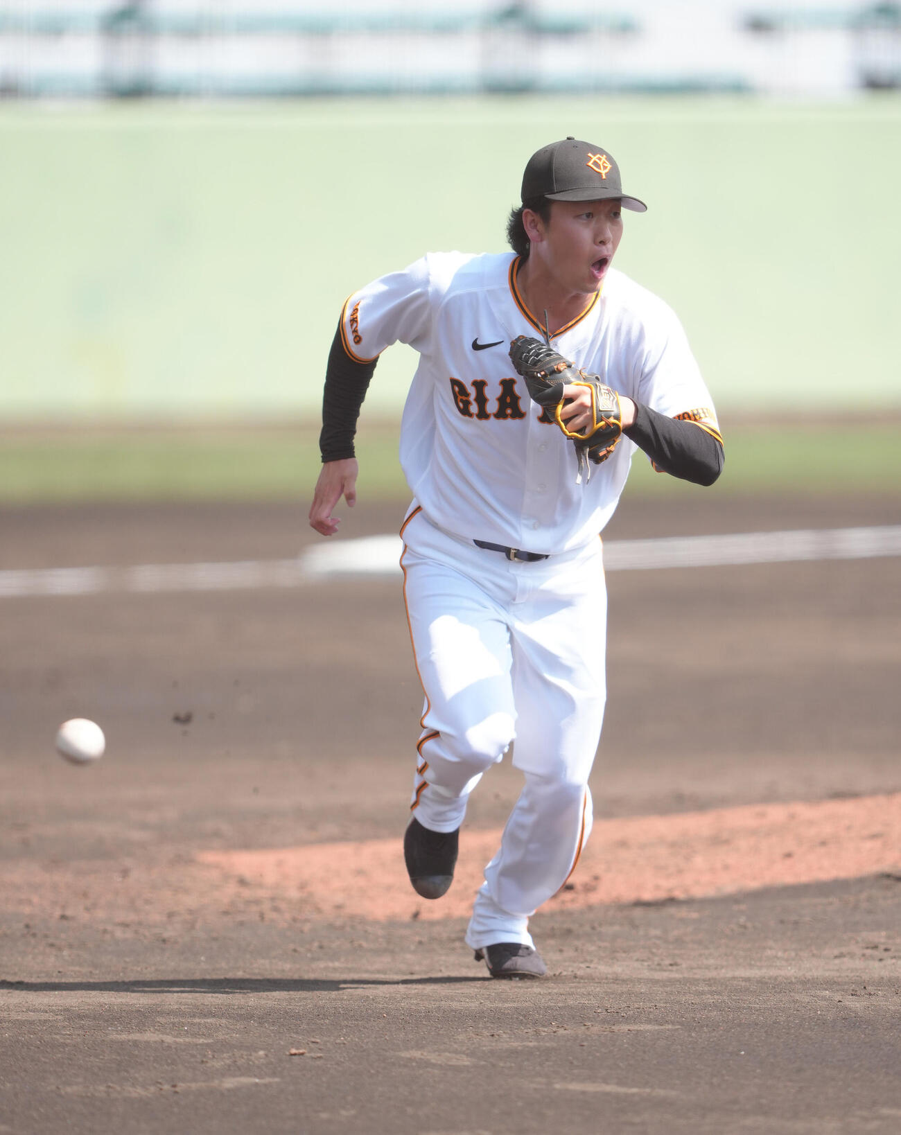 練習試合　巨人対韓国サムスン　4回、一塁ベースカバーに入る巨人山崎（撮影・足立雅史）