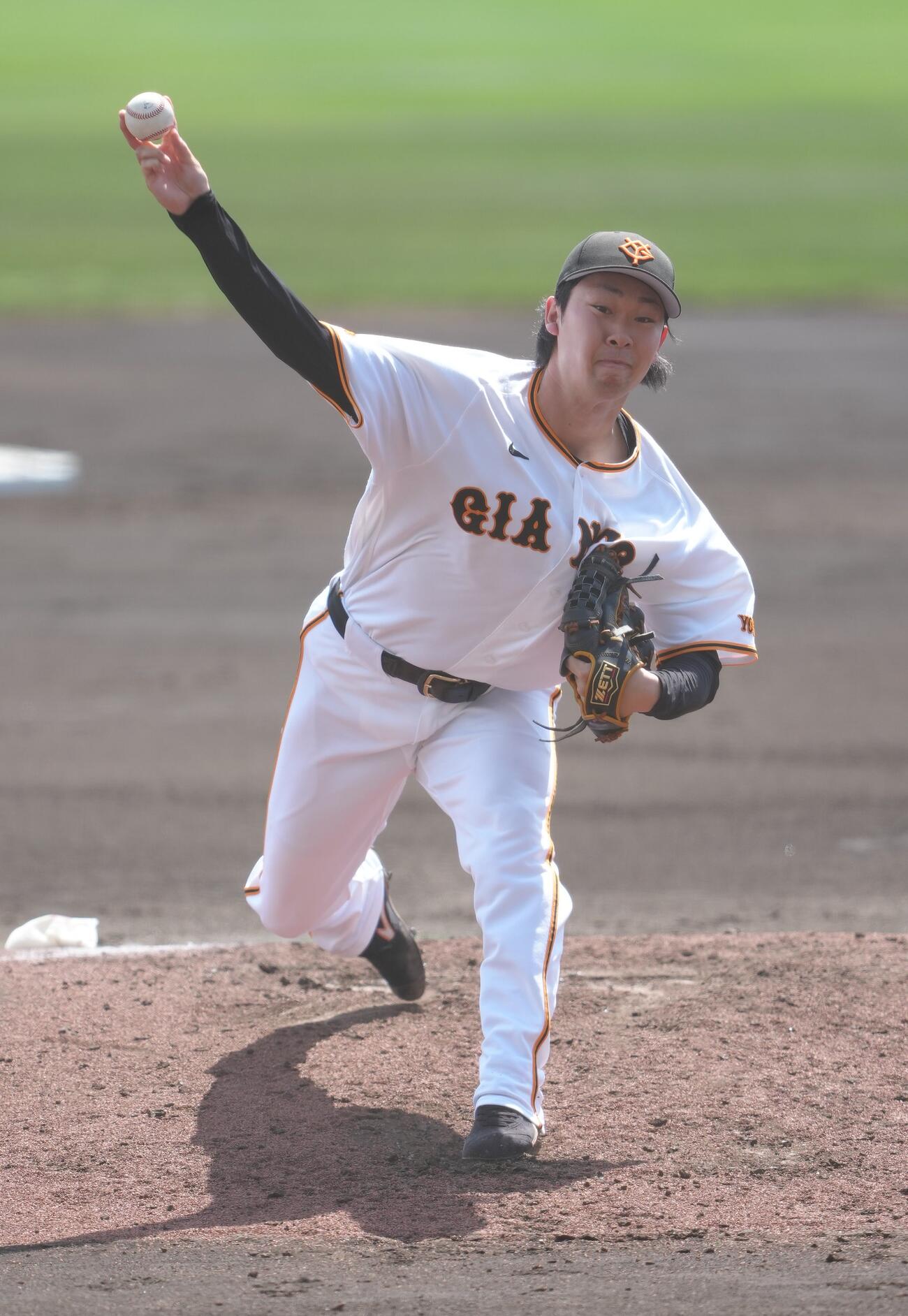 練習試合　巨人対サムスン　2回から登板した巨人山崎（撮影・足立雅史）