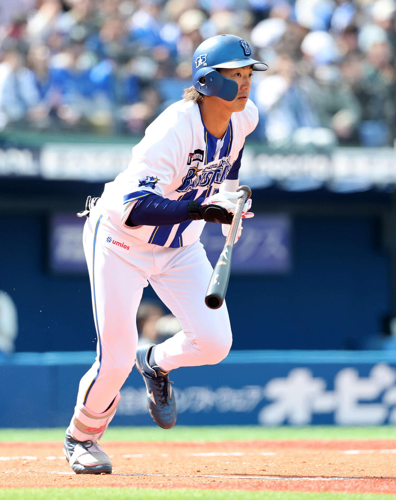 DeNA対オーストラリア代表　2回裏DeNA無死、梶原は一塁内野安打を放つ（撮影・鈴木正人）　