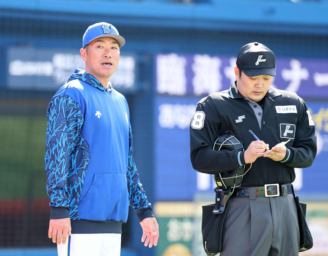DeNA対オーストラリア代表　6回表、投手交代を告げるDeNA相川監督（撮影・鈴木正人）　