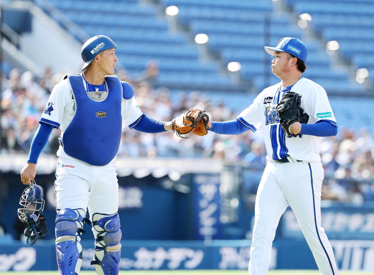 DeNA対オーストラリア代表　8回表、オーストラリア代表の攻撃を抑えタッチするDeNA松尾（左）と石田裕（撮影・鈴木正人）　