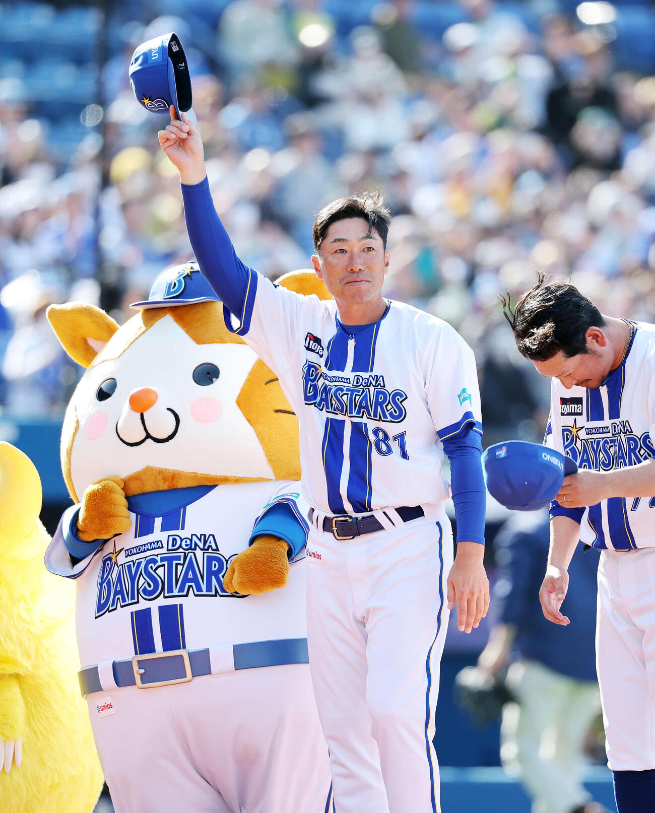 DeNA対オーストラリア代表　ファンにあいさつするDeNA相川監督（撮影・鈴木正人）　