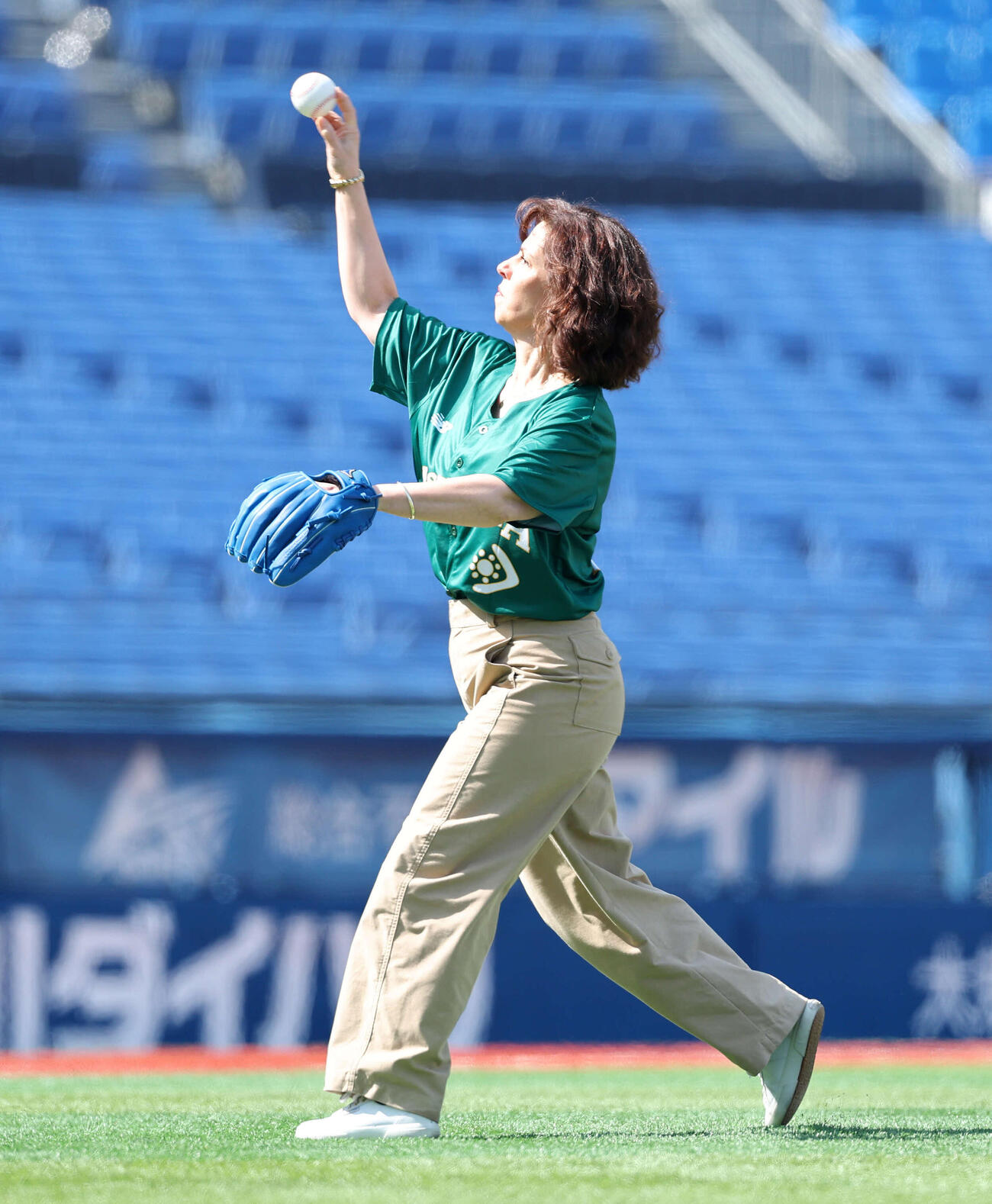 DeNA対オーストラリア代表　始球式に臨むヘレン・スティリアヌ駐日オーストラリア臨時代理大使（撮影・鈴木正人）　