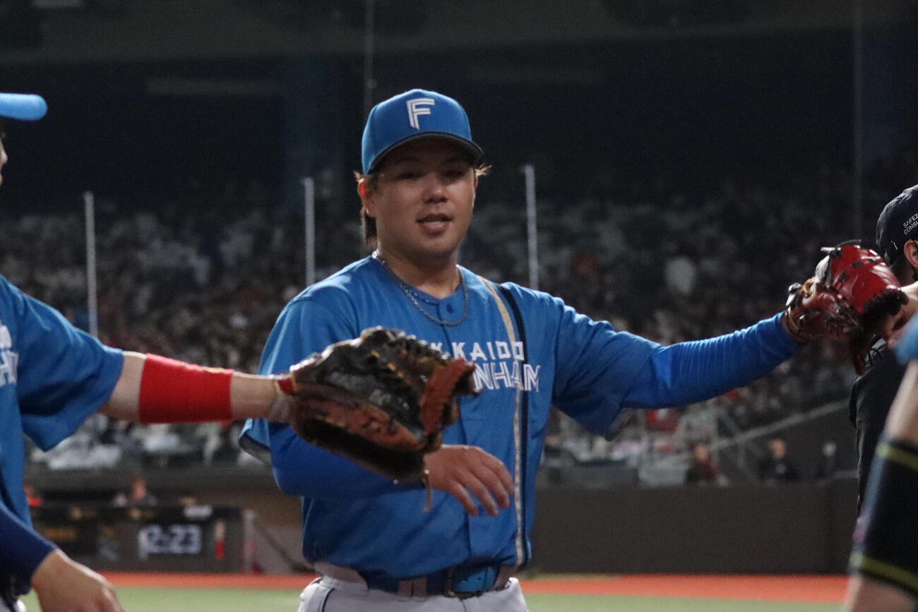 1回を無失点でしのぎグラブタッチする日本ハム先発の金村（撮影・永野高輔）