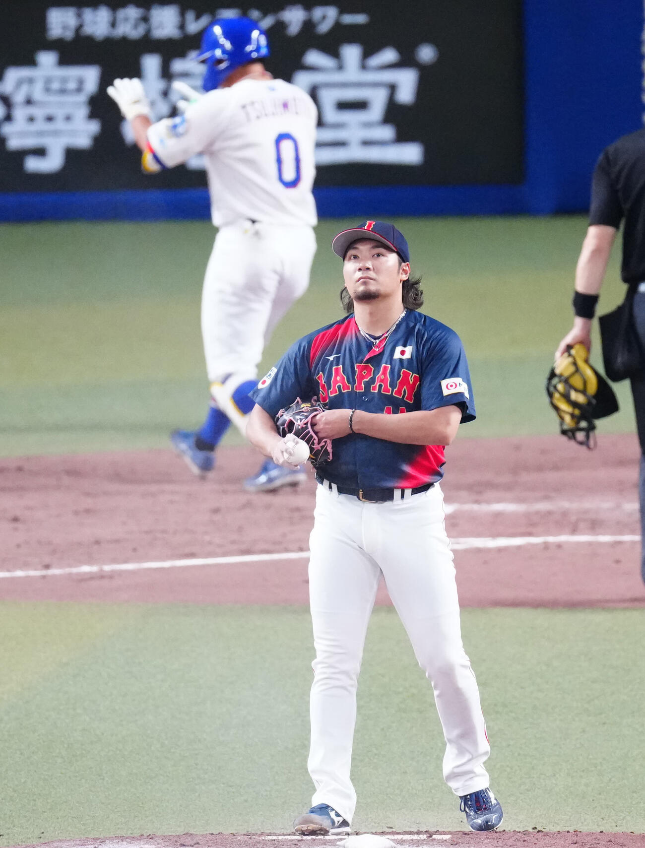 中日対日本　3回裏中日無死、辻本（後方）にソロ本塁打を浴び渋い表情の伊藤（撮影・垰建太）