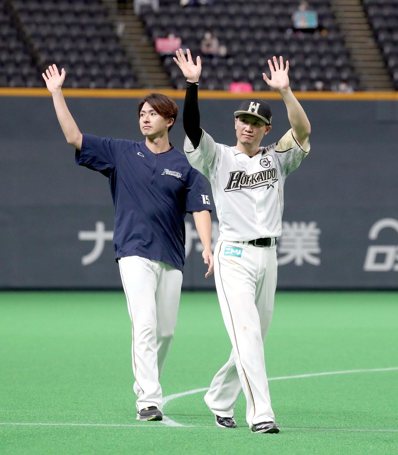 スタンドに手を振る日本ハム時代の上沢と西川（2020年9月）