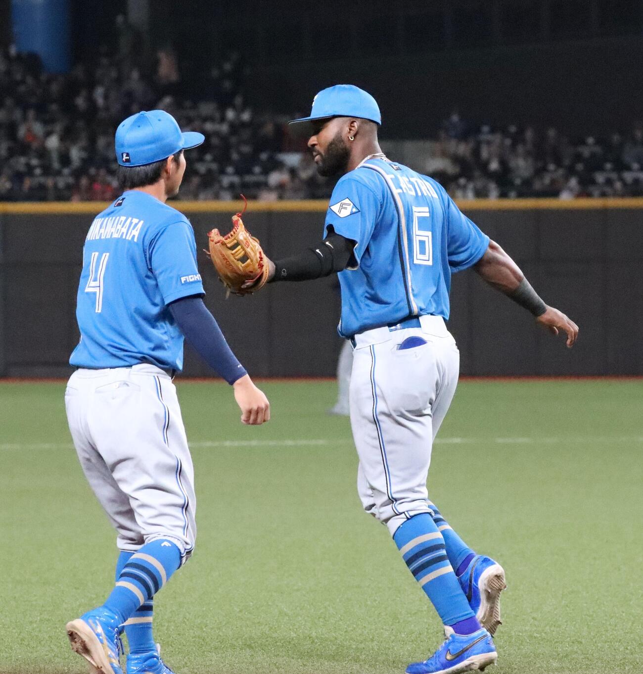 1回に好守を見せ、上川畑とグラブタッチする日本ハム・カストロ（右）（撮影・永野高輔）