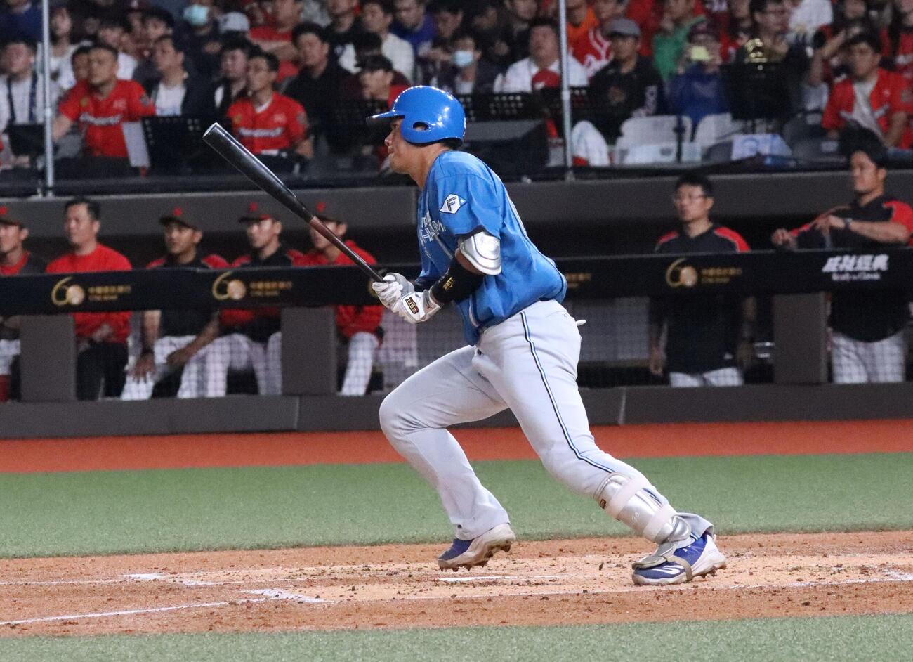 2回先頭で中前打を放つ日本ハム吉田（撮影・永野高輔）