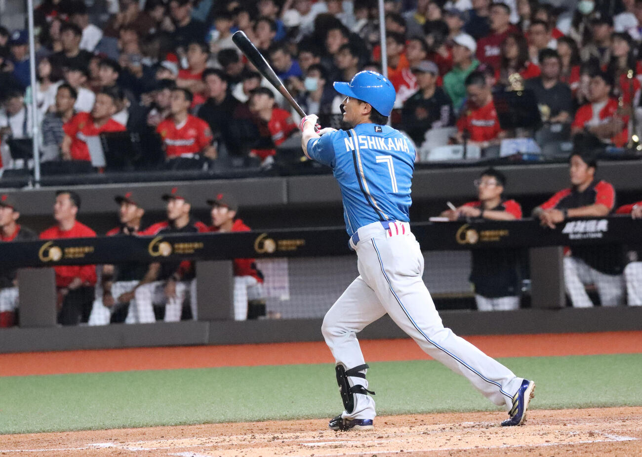 2回無死一塁、右越えに先制2ランを放つ日本ハム西川（撮影・永野高輔）