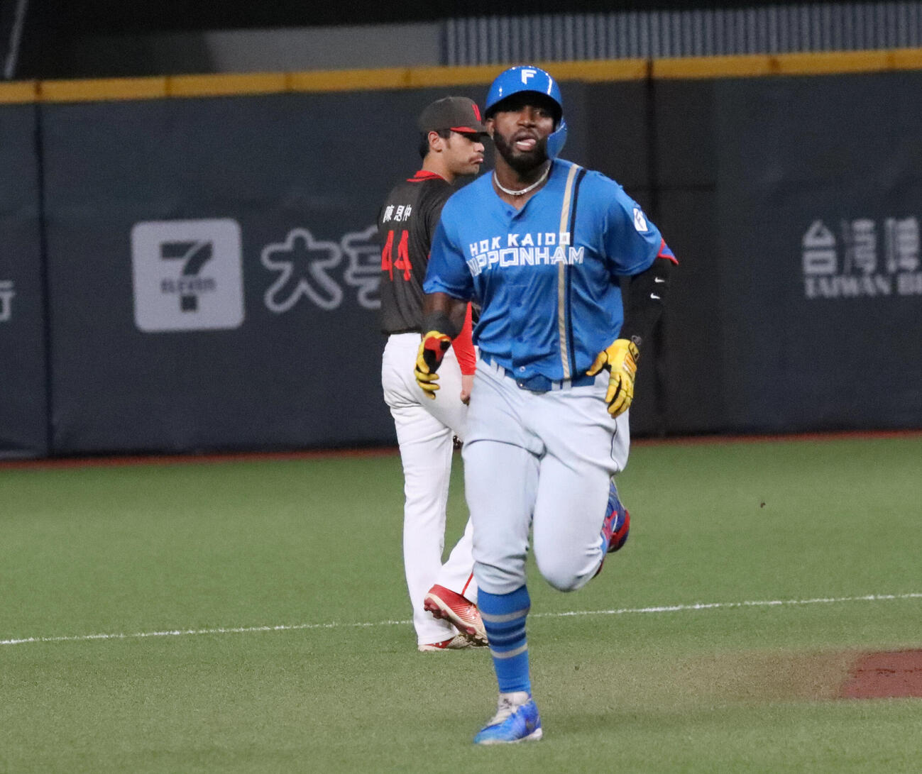 2回無死、左越えに2者連続となるソロを放つ日本ハム・カストロ（撮影・永野高輔）