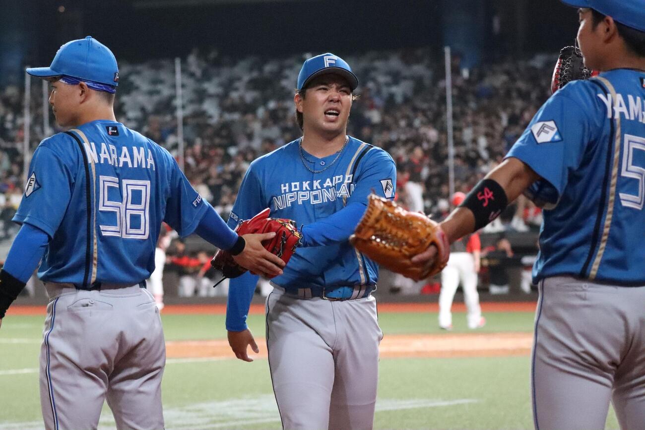 1回を無失点でしのぎグラブタッチする日本ハム先発の金村（撮影・永野高輔）
