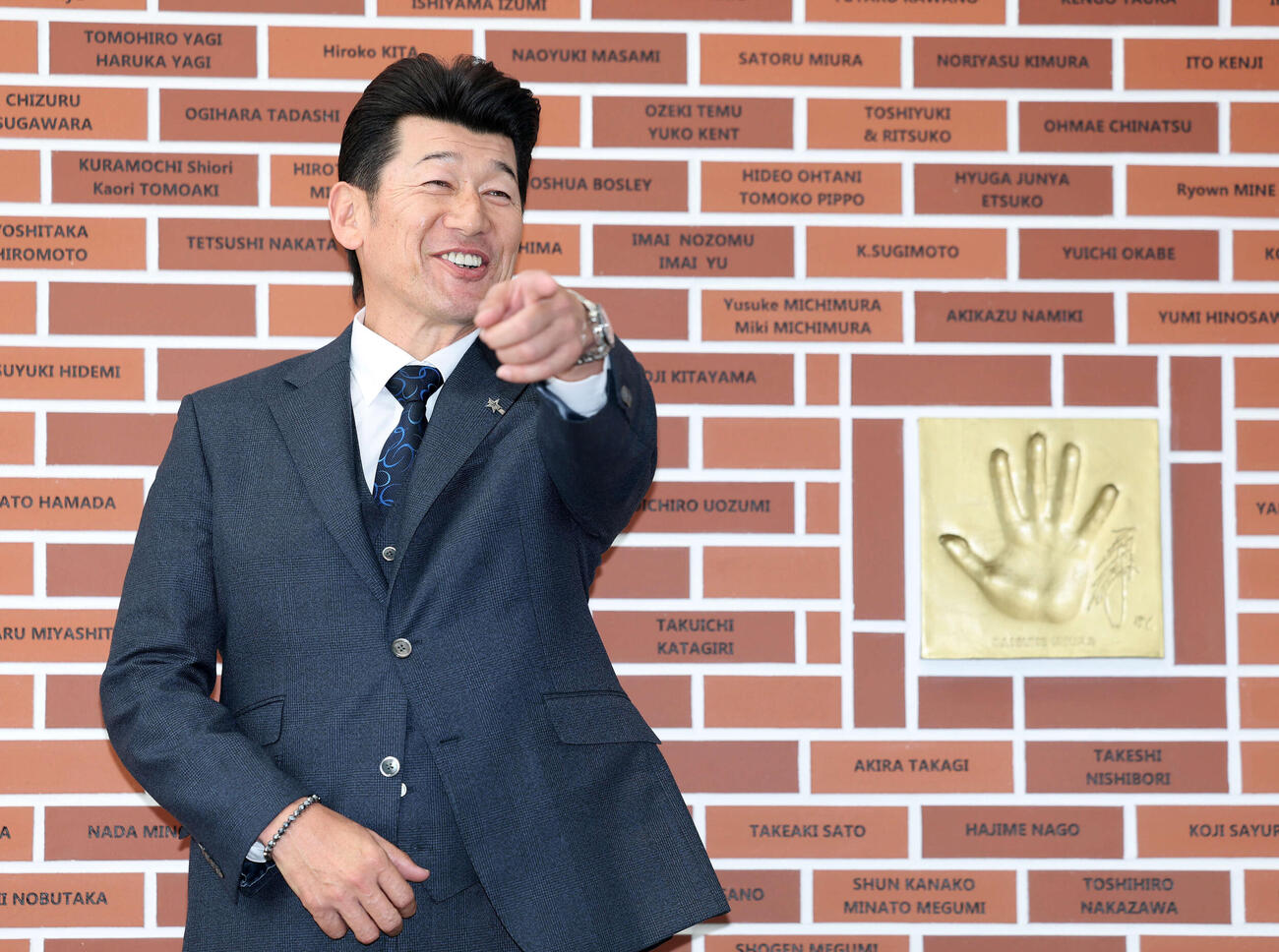 手形の横で笑顔を見せる三浦アンバサダー（撮影・鈴木正人）　