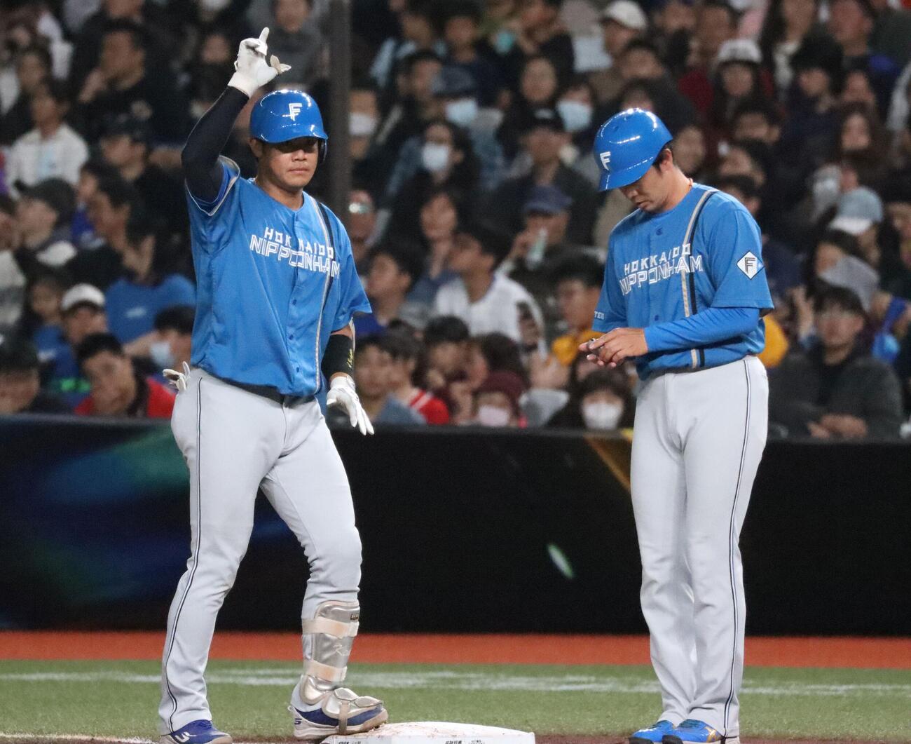 2回先頭で中前打を放ち「DOMIれ！」ポーズをする日本ハム吉田（撮影・永野高輔）