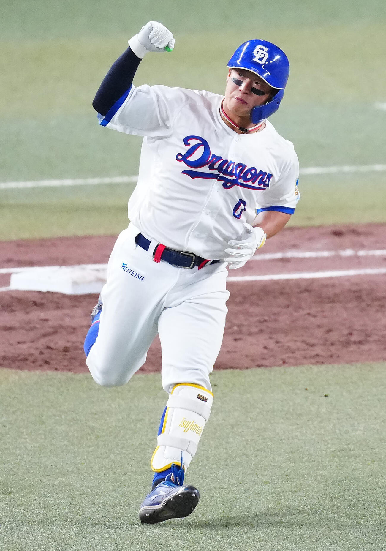 中日対日本　3回裏中日無死、ソロ本塁打を放ちガッツポーズする辻本（撮影・垰建太）