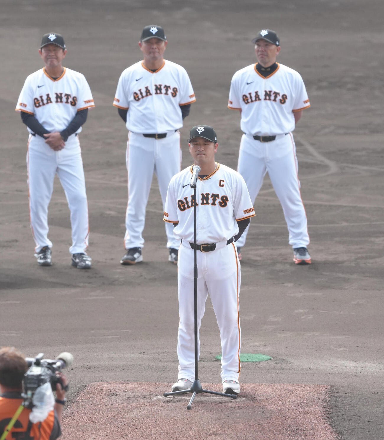 春季キャンプを打ち上げ、あいさつする巨人岸田（手前）。後方右は阿部監督（撮影・足立雅史）