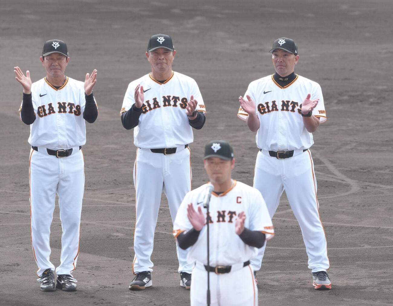 春季キャンプを打ち上げ手締めする巨人阿部監督（後方右）。手前は岸田（撮影・足立雅史）