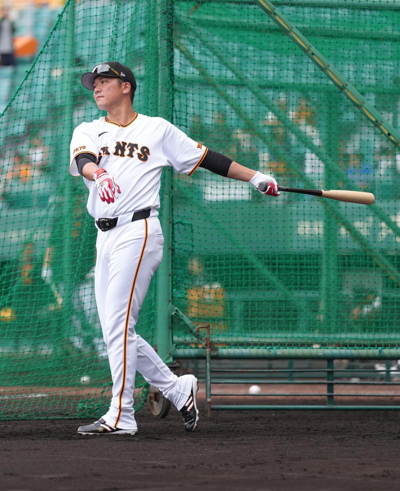 ノックする巨人坂本（撮影・足立雅史）