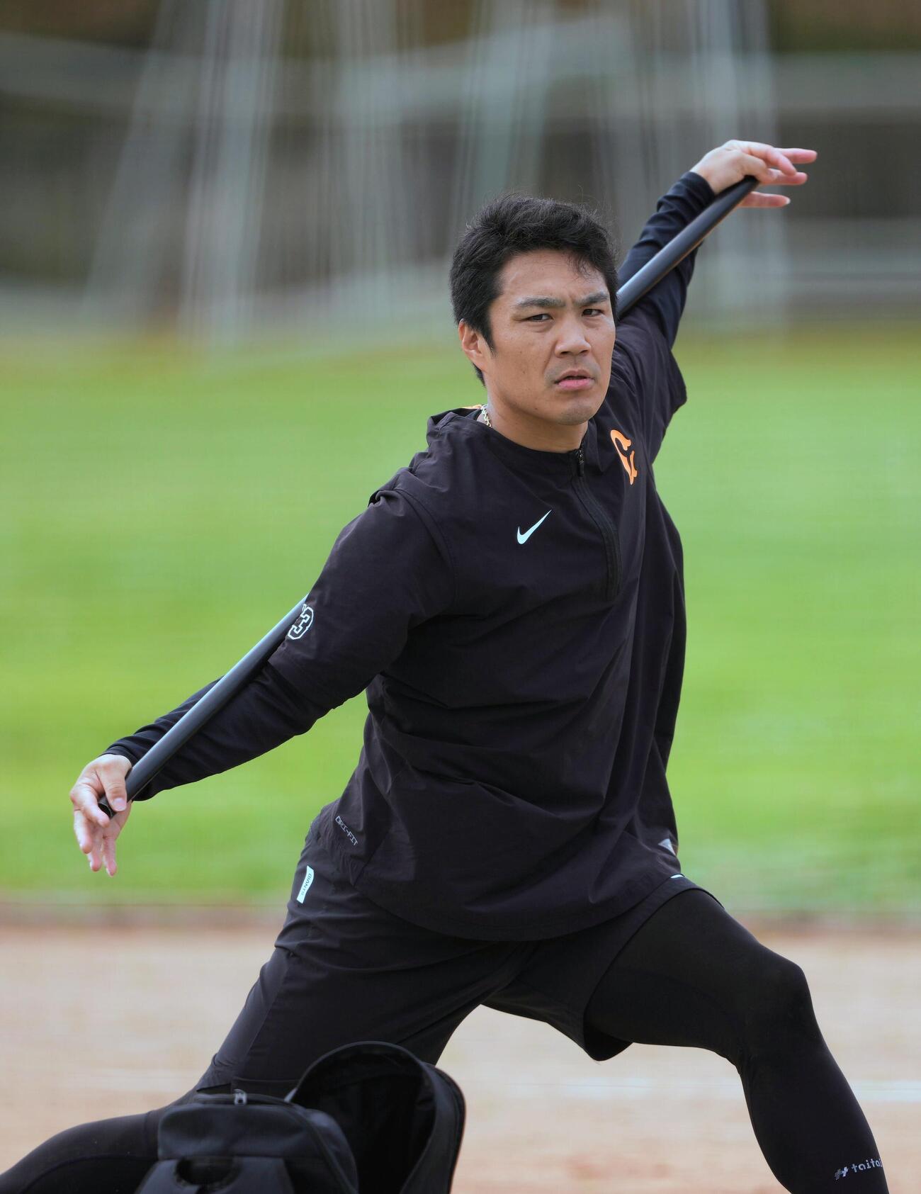 体を動かす巨人則本（撮影・足立雅史）