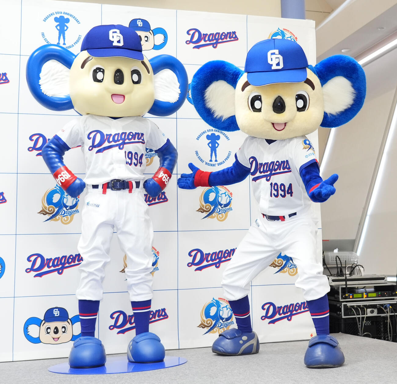 中日対DeNA　試合前、等身大着せ替えドアラのモニュメントを披露しポーズを決めるドアラ（撮影・森本幸一）