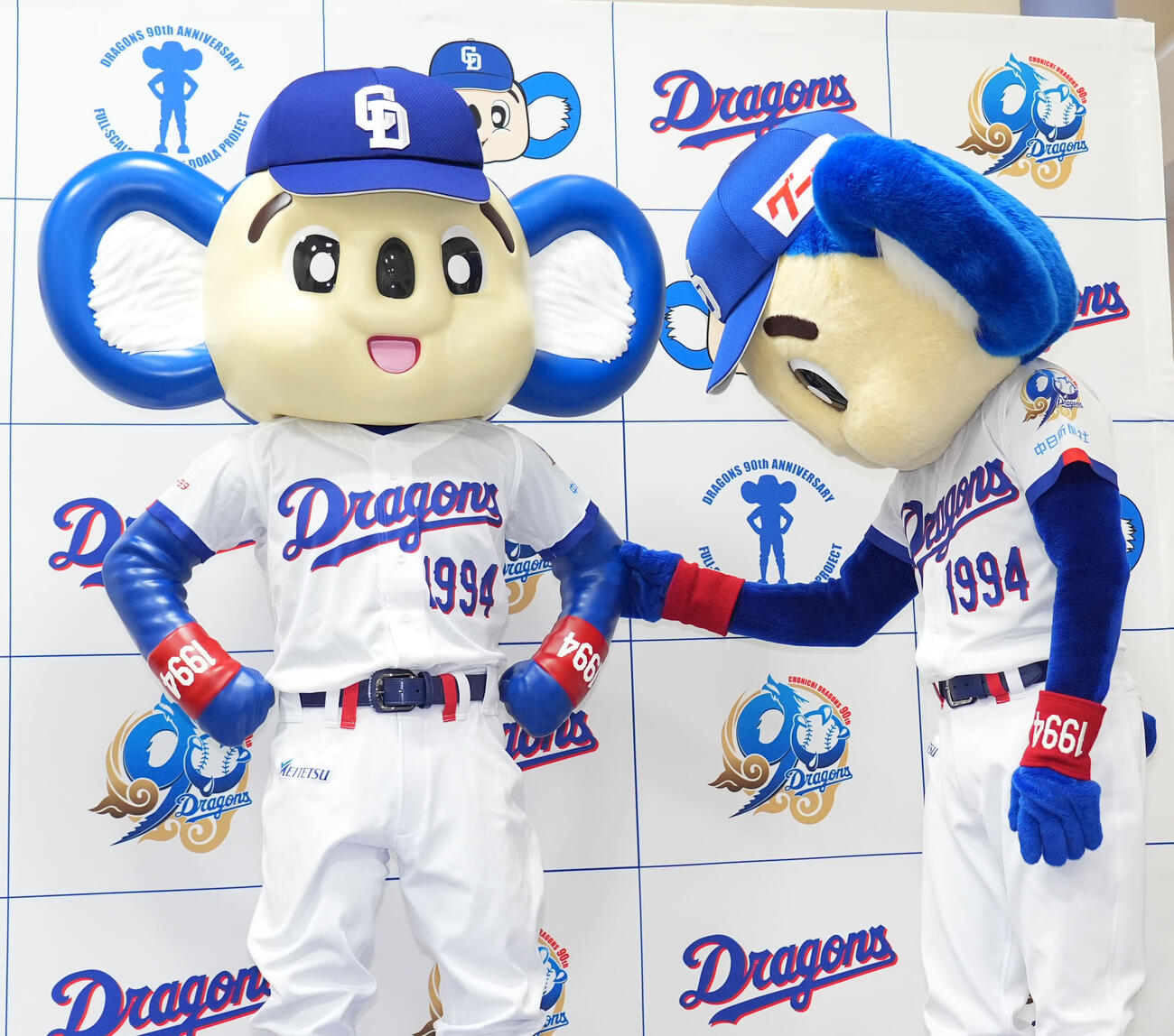 中日対DeNA　試合前、等身大着せ替えドアラのモニュメントを見つめるドアラ（撮影・森本幸一）
