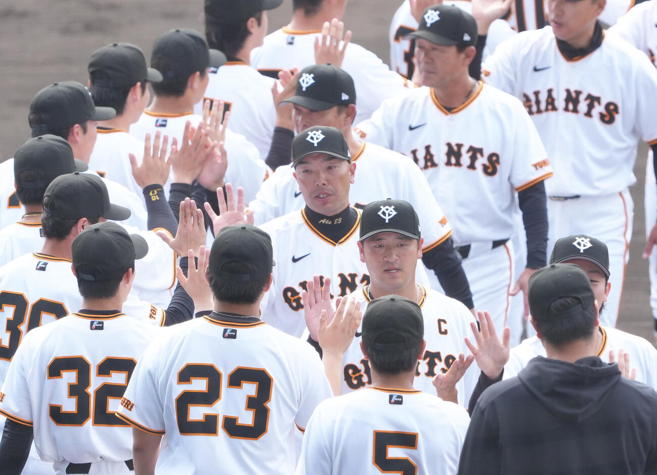 春季キャンプを打ち上げタッチを交わす巨人阿部監督（中央）（撮影・足立雅史）