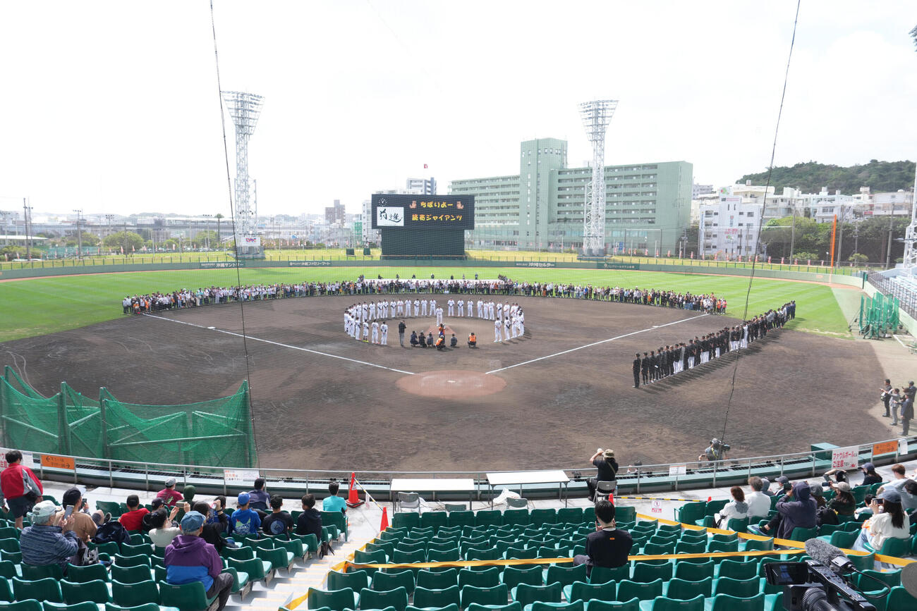 春季キャンプを打ち上げた巨人の選手、スタッフら（撮影・足立雅史）
