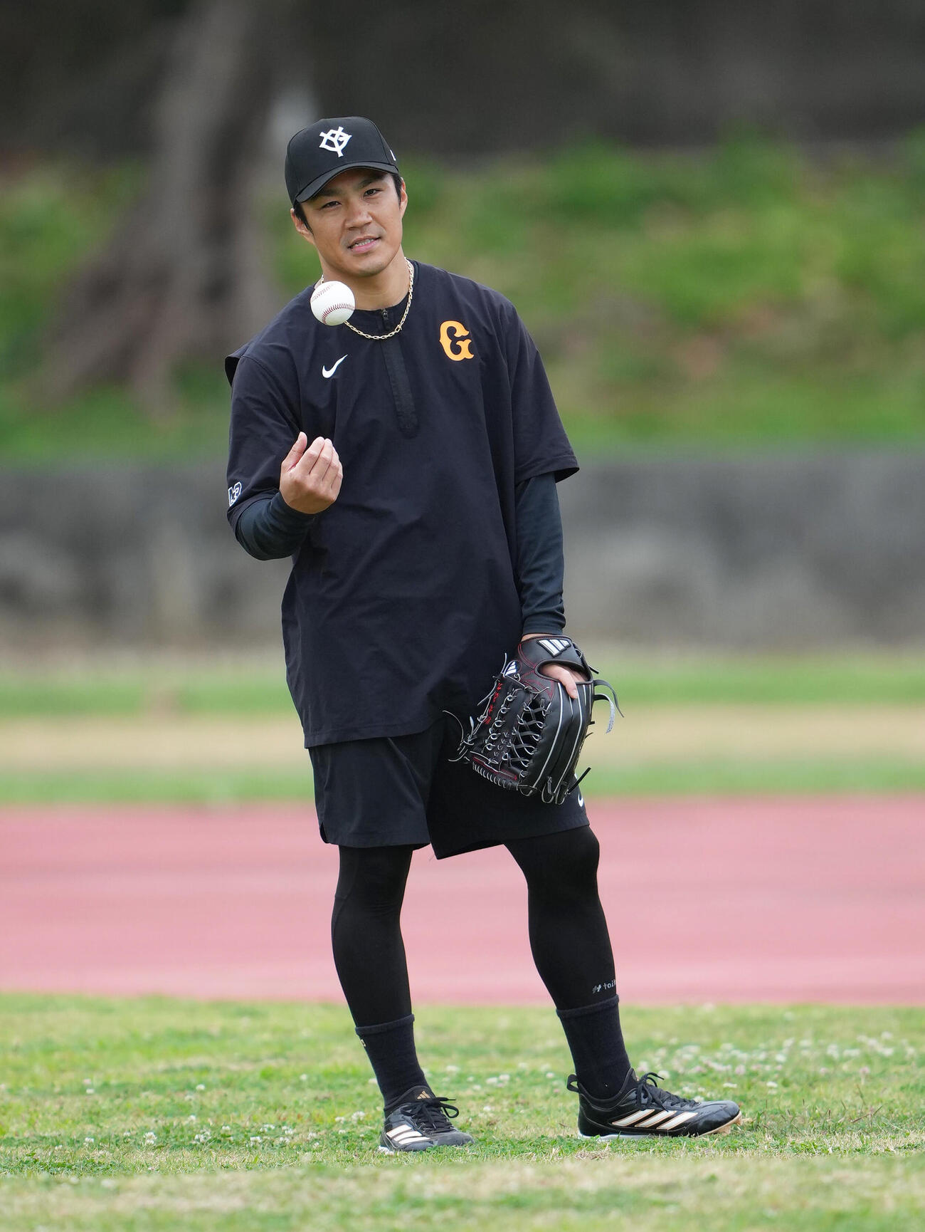 練習中、笑顔を見せる巨人則本（撮影・足立雅史）