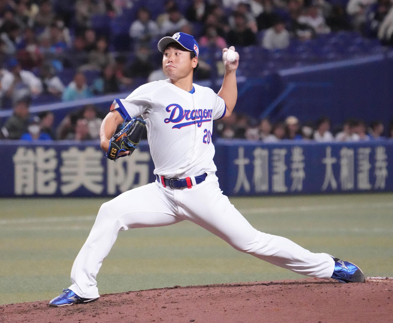 中日対DeNA 5回表、中日3番手で登板する牧野（撮影・森本幸一）