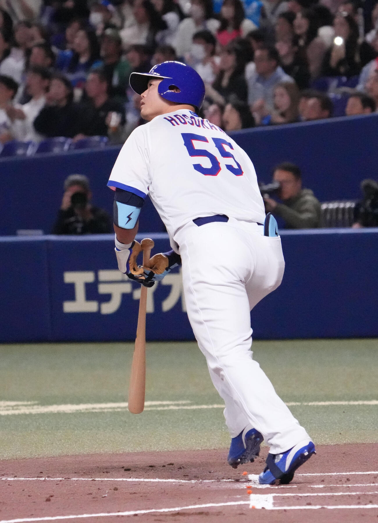 中日対DeNA 1回裏中日2死一塁、左越え2点本塁打を放つ細川（撮影・森本幸一）