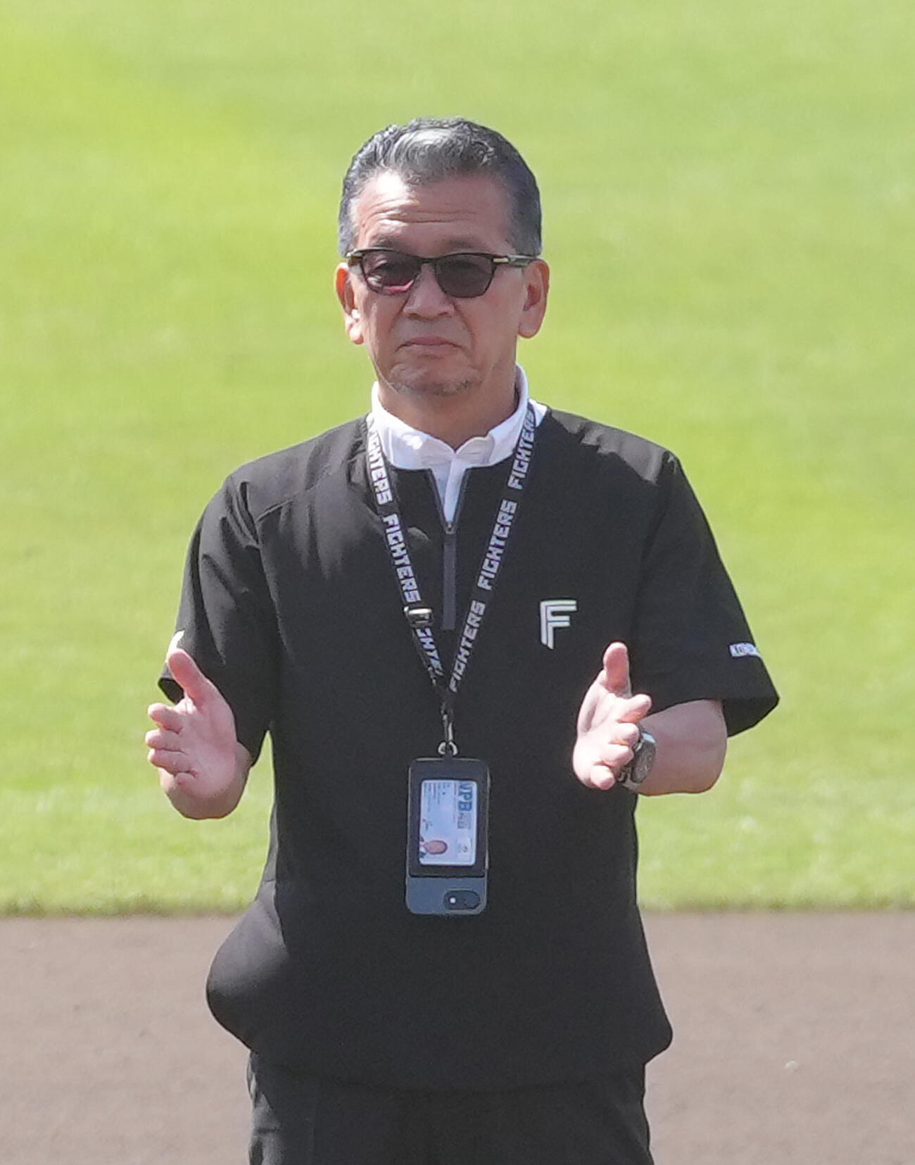2月24日、名護キャンプを打ち上げ手締めする日本ハム小村球団社長