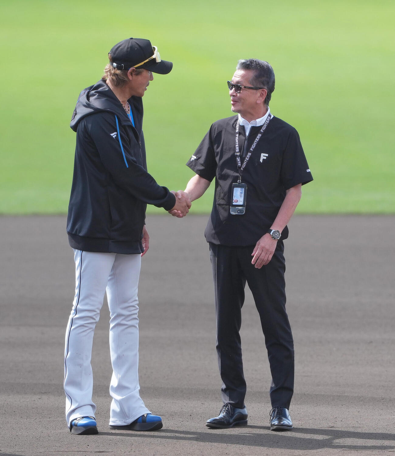 2月24日、名護キャンプを打ち上げ握手する日本ハム新庄監督（左）と小村球団社長