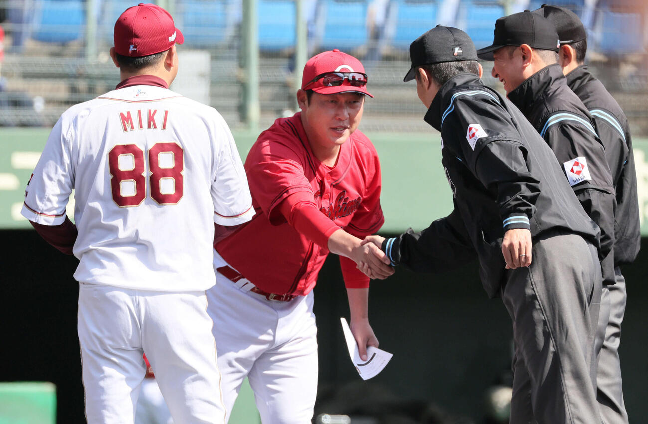 楽天対広島　メンバー表交換する広島新井監督と楽天三木監督（撮影・加藤孝規）