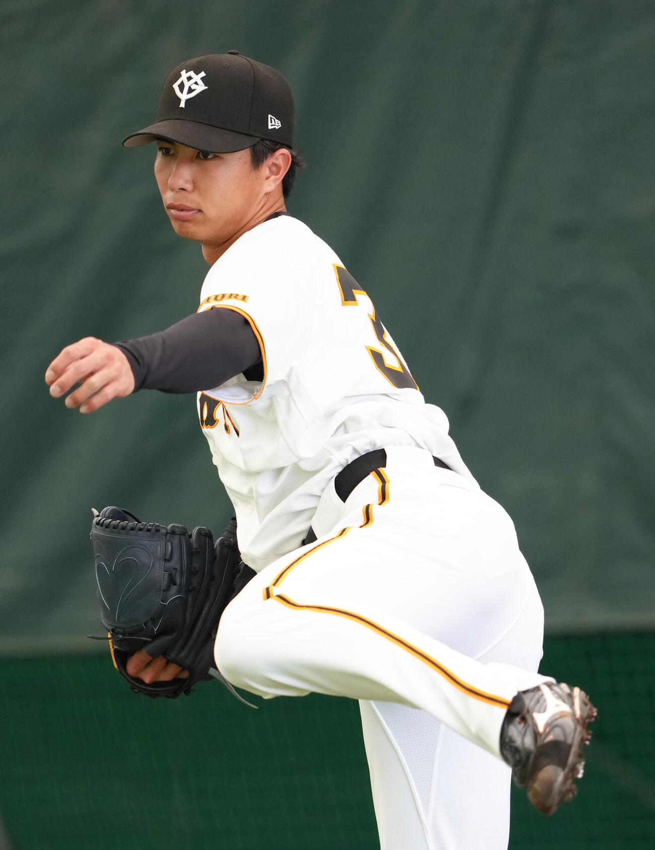 ブルペン投球する巨人山城（撮影・足立雅史）