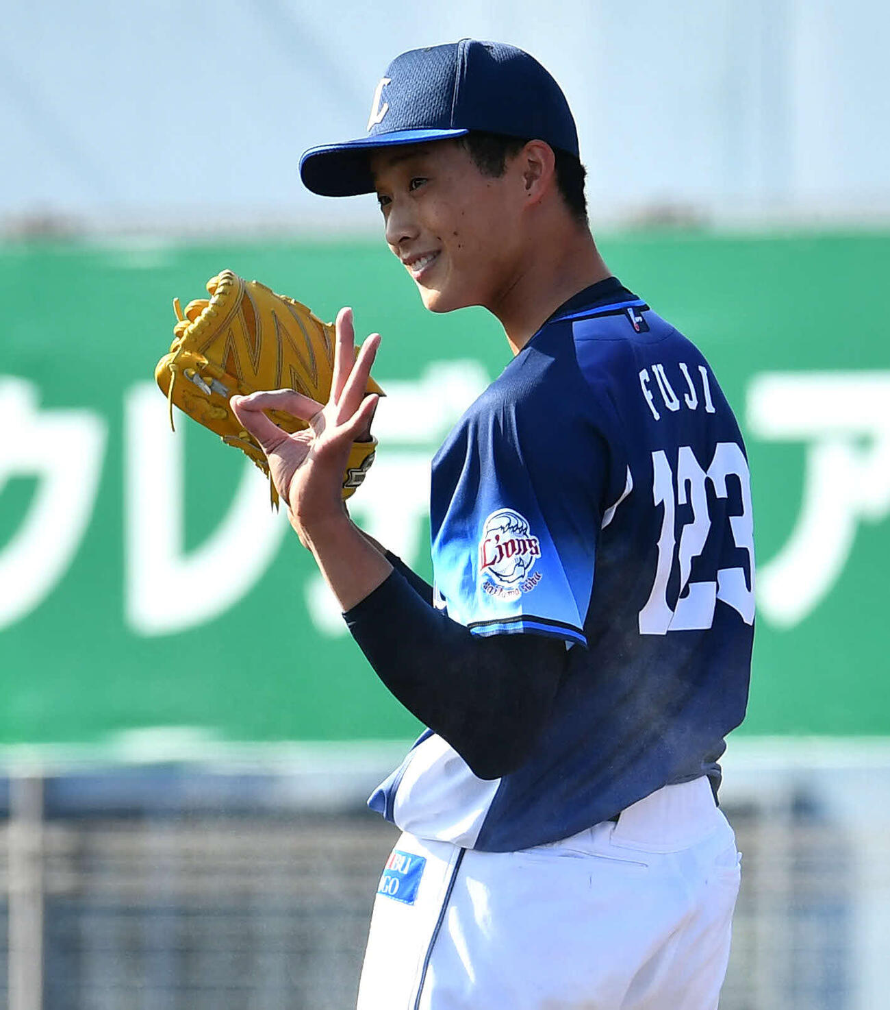 ソフトバンク対西武　8回裏ソフトバンク無死一塁、井上を遊併殺に抑え、笑顔を見せる冨士（撮影・岩下翔太）