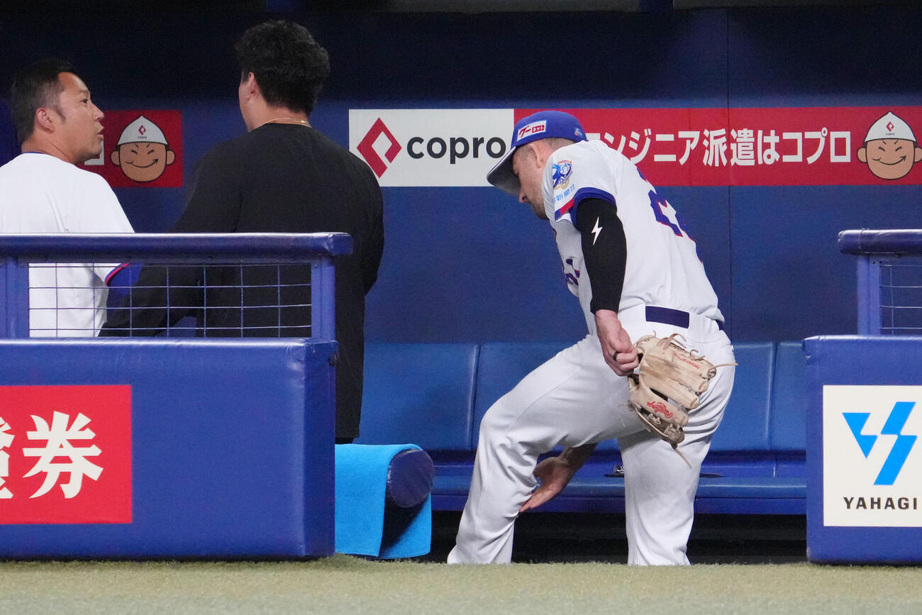 中日対DeNA　試合前、ボスラー（右）はノック途中にベンチへ戻り左足を気にする（撮影・森本幸一）
