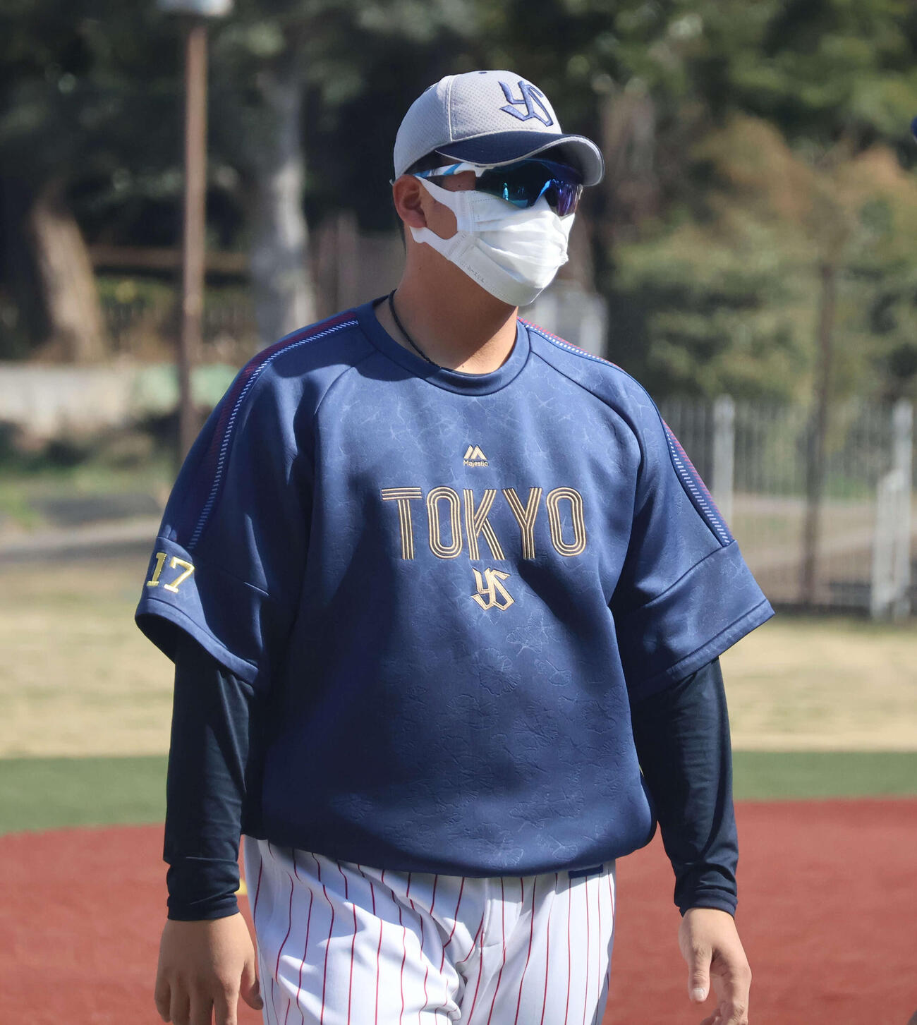 サングラスとマスクを着用してウオーミングアップを行うヤクルト清水（撮影・塚本光）