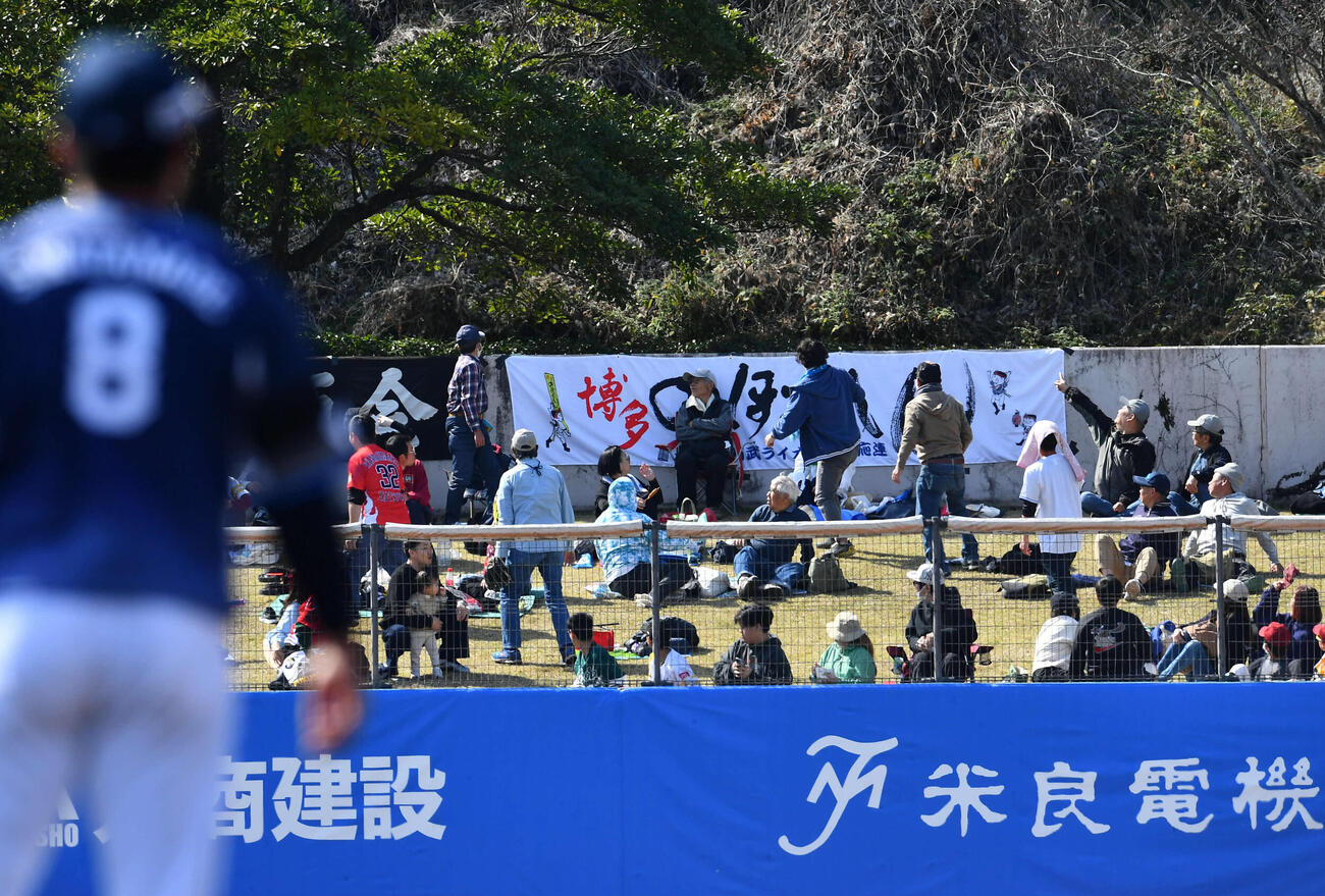 ソフトバンク対西武　5回裏ソフトバンク無死、秋広が放った本塁打は右翼席の場外へ飛んだ（撮影・岩下翔太）