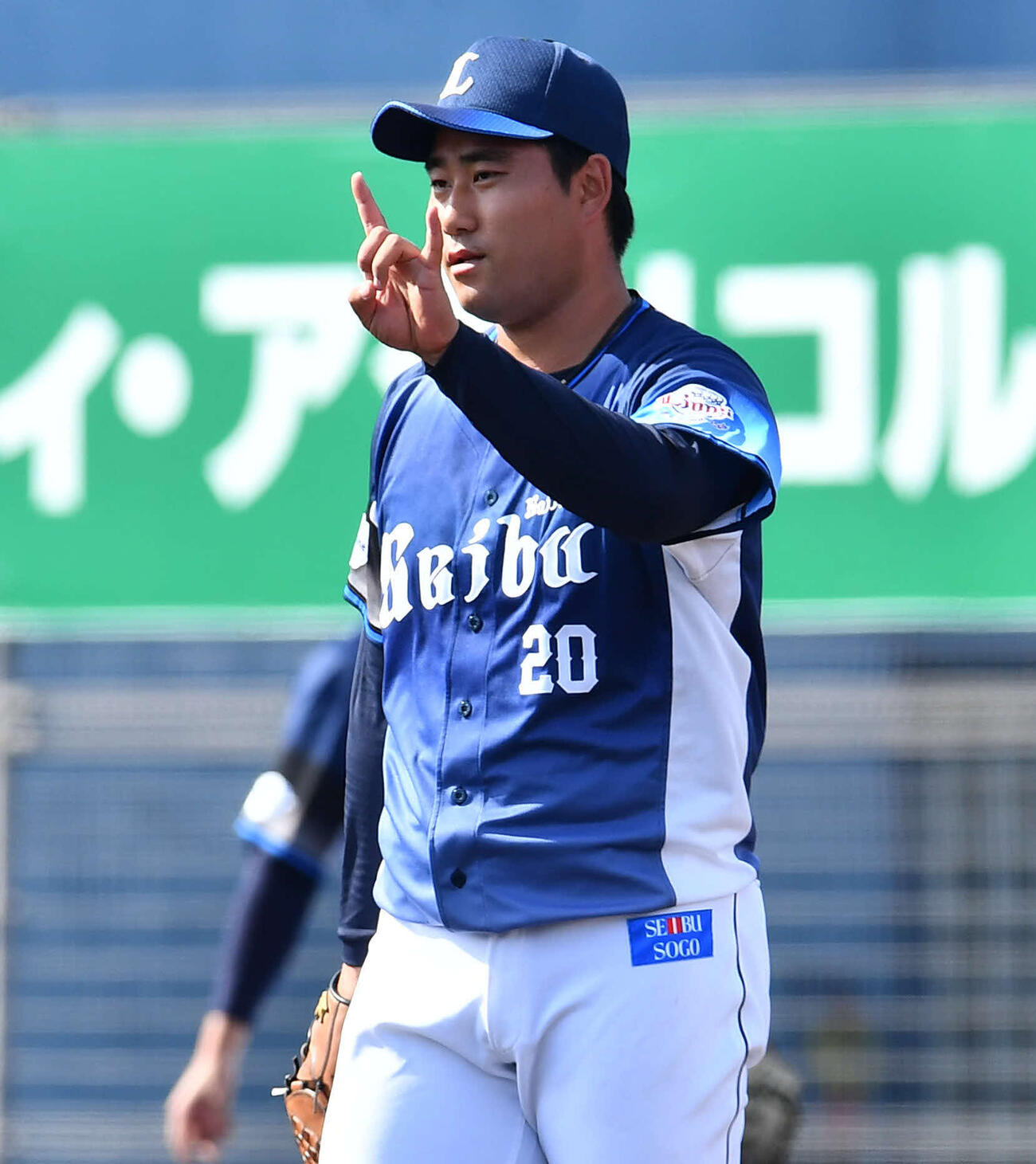 ソフトバンク対西武　6回裏ソフトバンク1死、井上を見逃し三振に抑え、指で2をつくる岩城（撮影・岩下翔太）