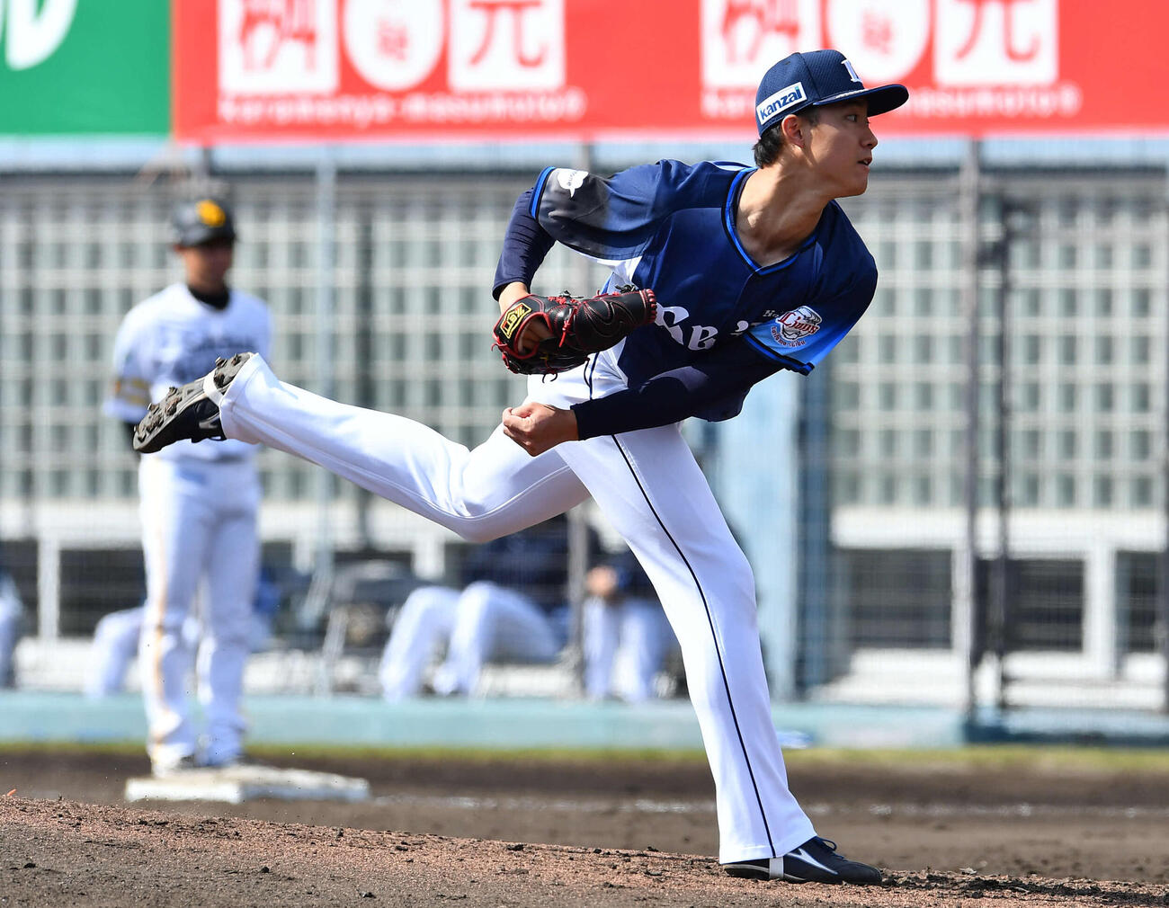 ソフトバンク対西武　4回裏から登板した、西武3番手の菅井（撮影・岩下翔太）