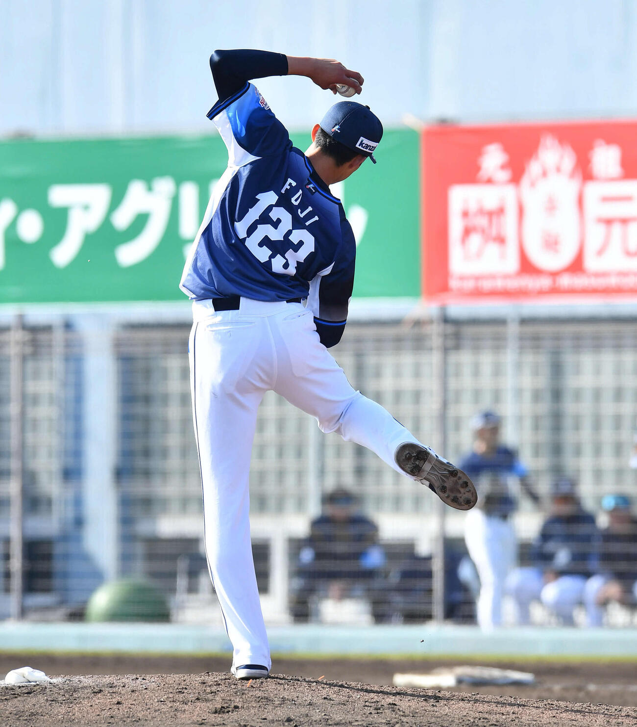 ソフトバンク対西武　8回裏、投球前にルーティンの動きをする西武冨士（撮影・岩下翔太）