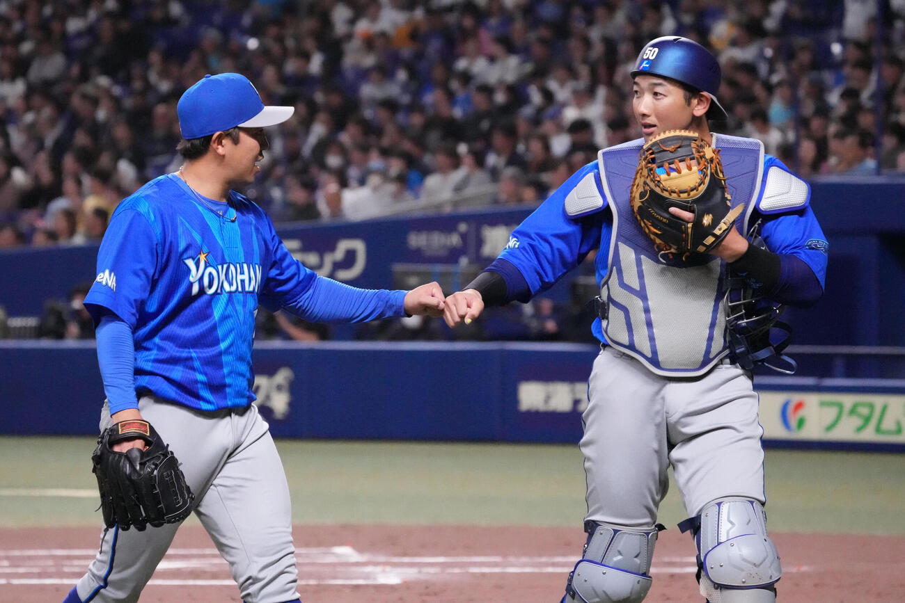 中日対DeNA 1回終了、東（左）は山本とタッチを交わしベンチへ戻る（撮影・森本幸一）