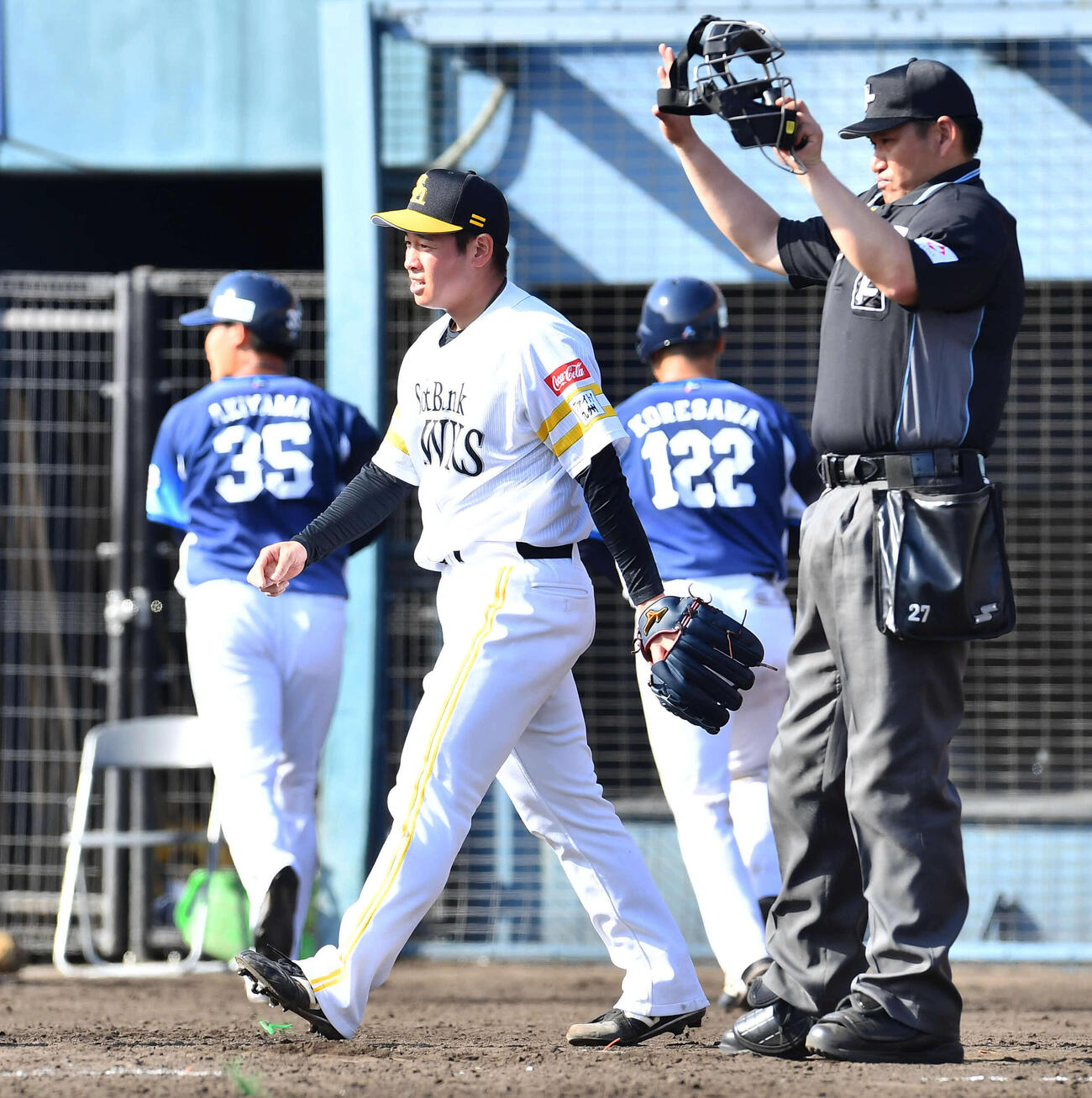 ソフトバンク対西武　8回表西武2死二、三塁、長谷川に中前2点適時打を打たれ、悔しそうな表情を見せる鈴木豪（撮影・岩下翔太）