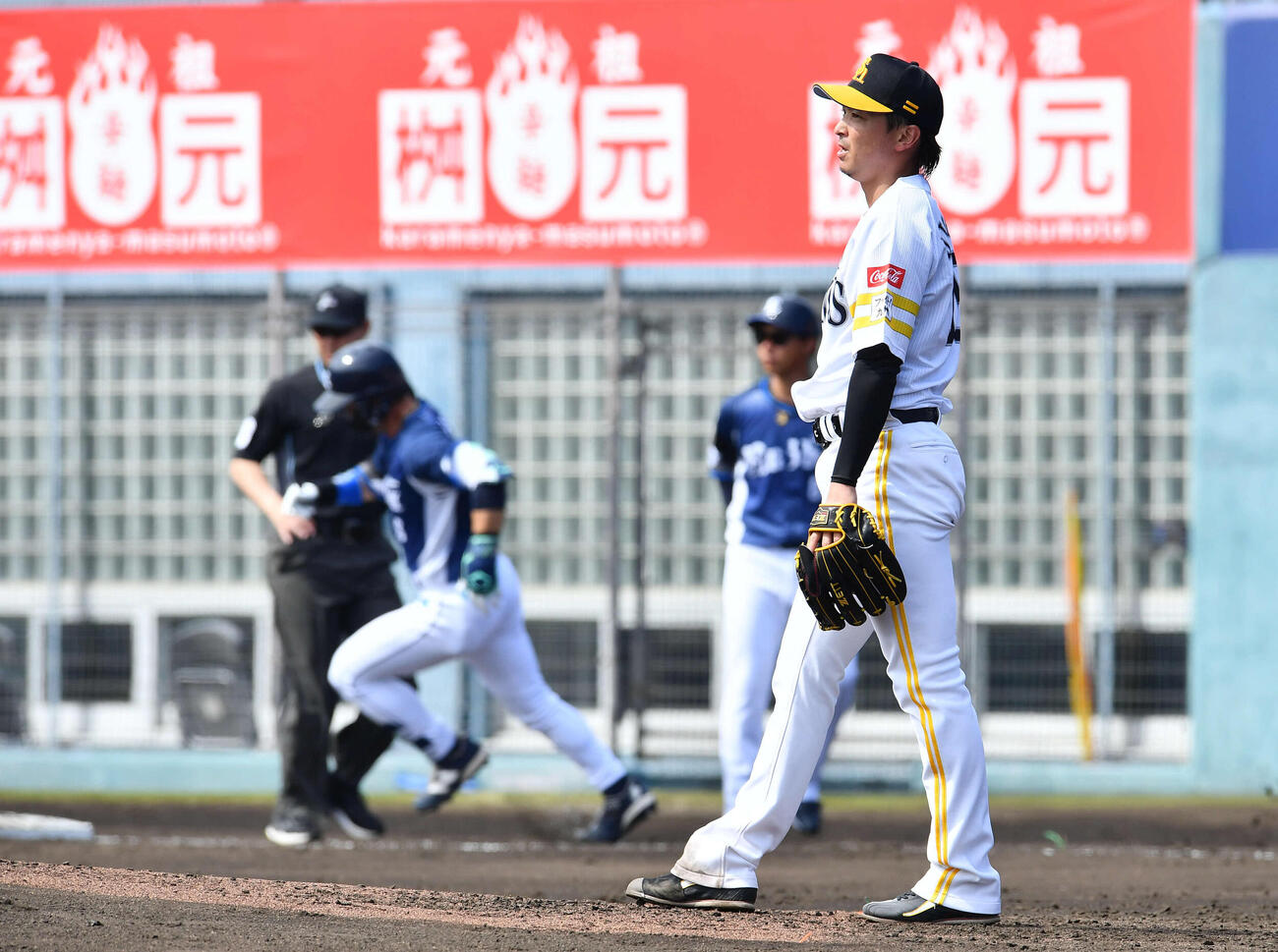 ソフトバンク対西武　3回表西武無死、外崎（左）に左越え本塁打を打たれた東浜（撮影・岩下翔太）