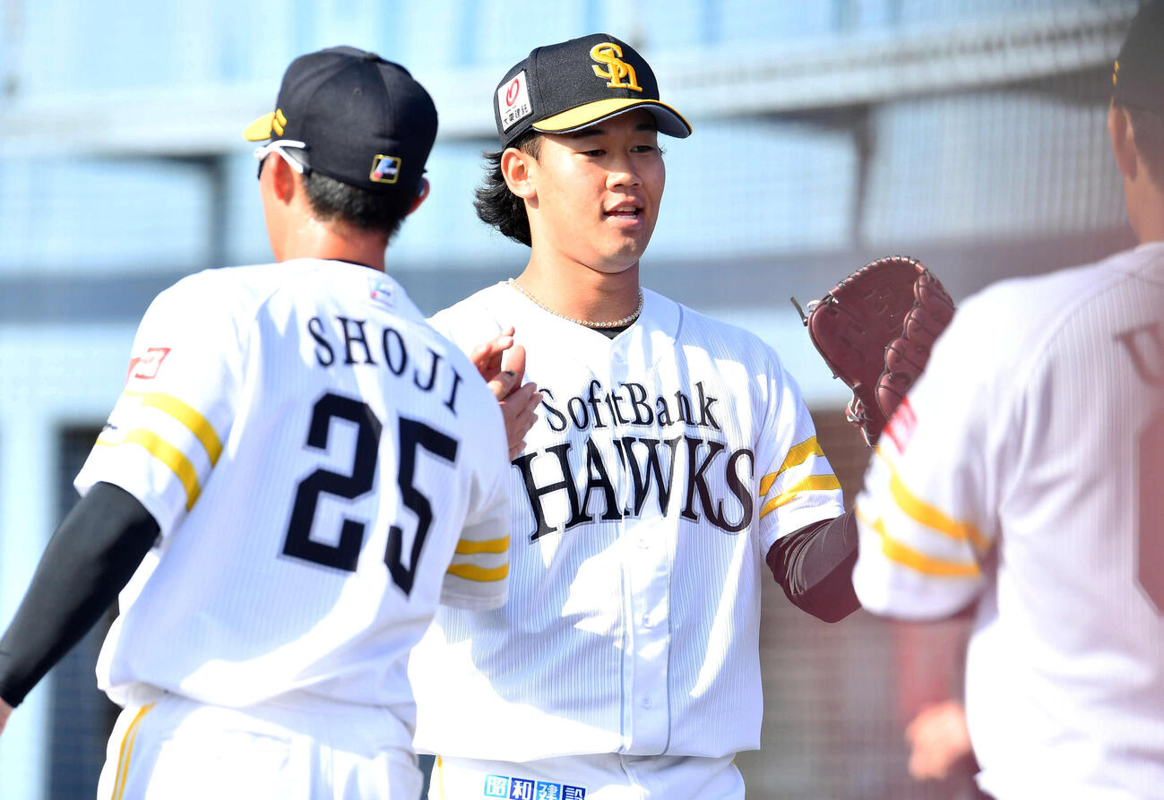 ソフトバンク対西武　9回表、無失点に抑えた稲川は庄子（左）らナインとタッチを交わしながらベンチへ戻る（撮影・岩下翔太）