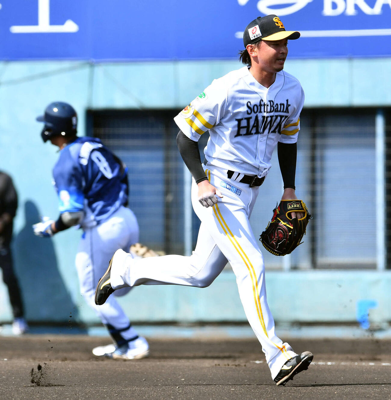 ソフトバンク対西武　1回表西武1死二塁、渡部（左）に適時右二塁打を打たれた東浜（撮影・岩下翔太）